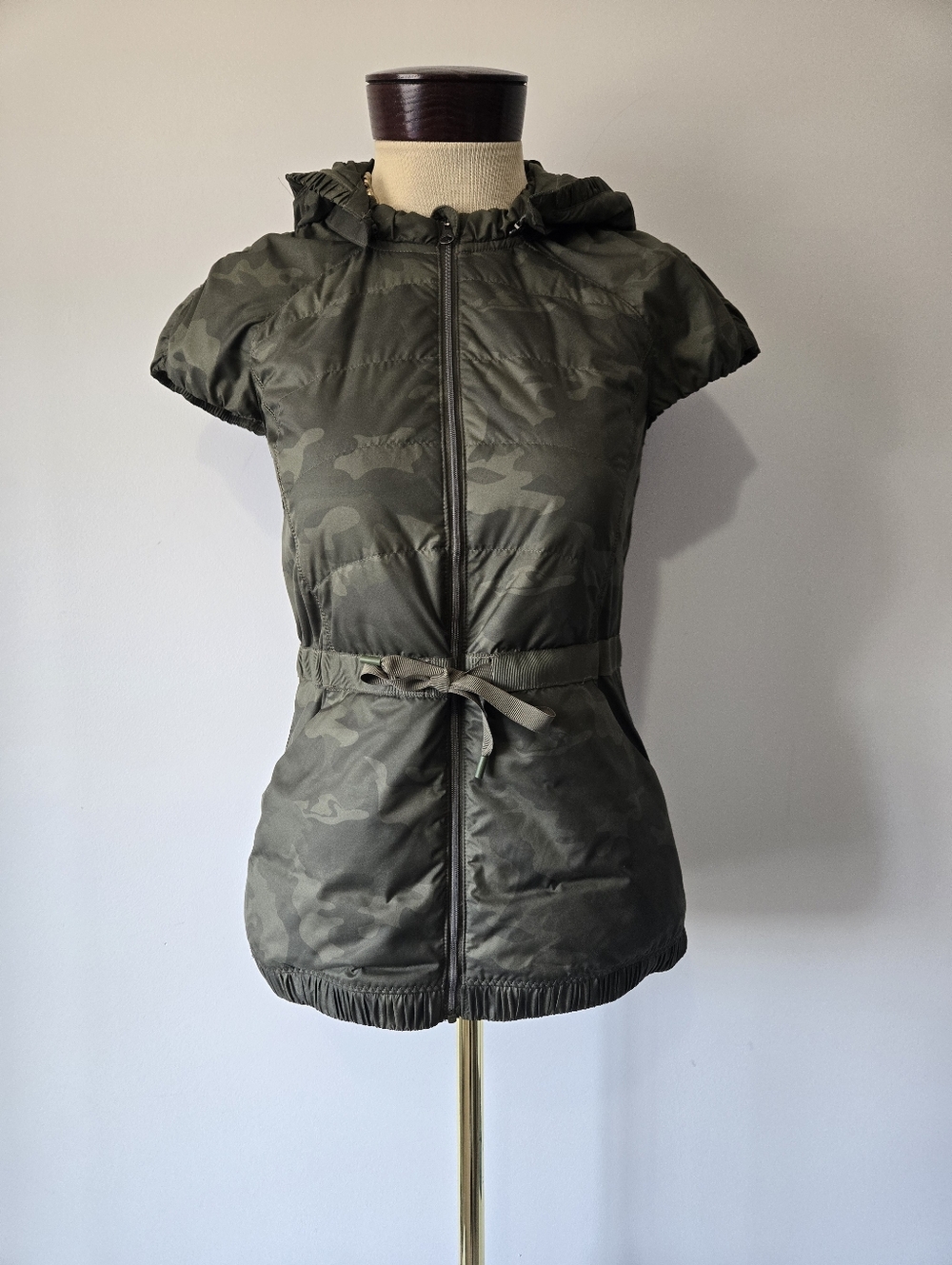 Lululemon Athletica Duck Down Short Cap Sleeve Puffer Vest in Olive Camo. Size 4